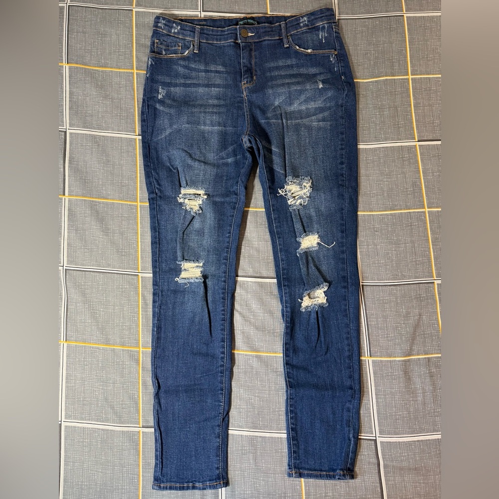 👖♥️NWOT Pretty Perfect Stylish Blue Distressed Women Jeans Size 15/32